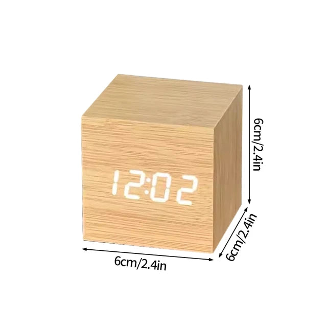 Moderne LED-Uhr aus Holz