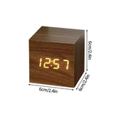 Moderne LED-Uhr aus Holz