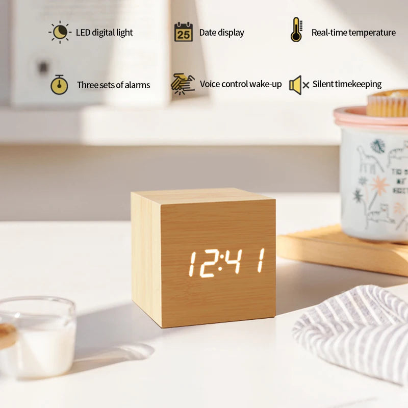 Moderne LED-Uhr aus Holz