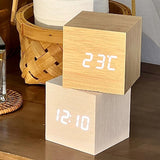 Moderne LED-Uhr aus Holz