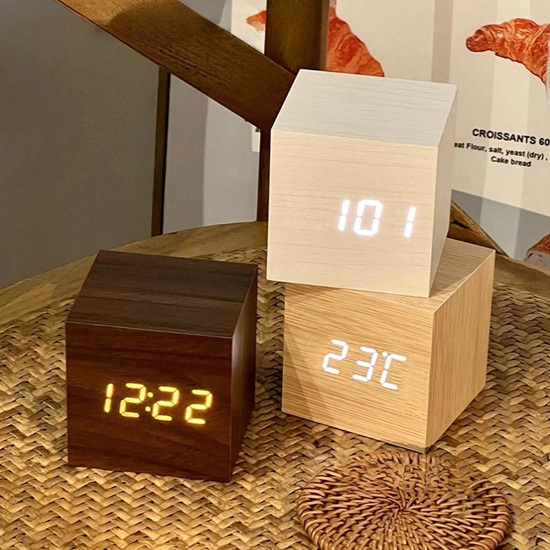 Moderne LED-Uhr aus Holz