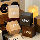 Moderne LED-Uhr aus Holz